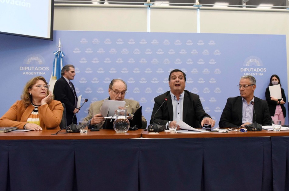El oficialismo busca aprobar el proyecto «Compre Argentino». Denuncian un negociado con los laboratorios