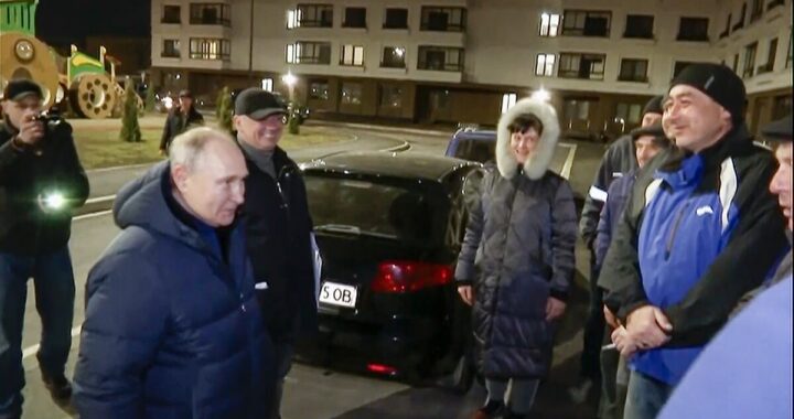Putin filmaba un video «encuentro amistoso con vecinos» pero el grito de un residente arruinó la producción